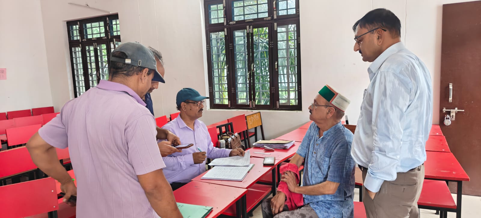 पूर्व मंत्री नवप्रभात ने एसआईआर प्रक्रिया को लेकर बूथों पर जाकर सुनीं लोगों की समस्याएं