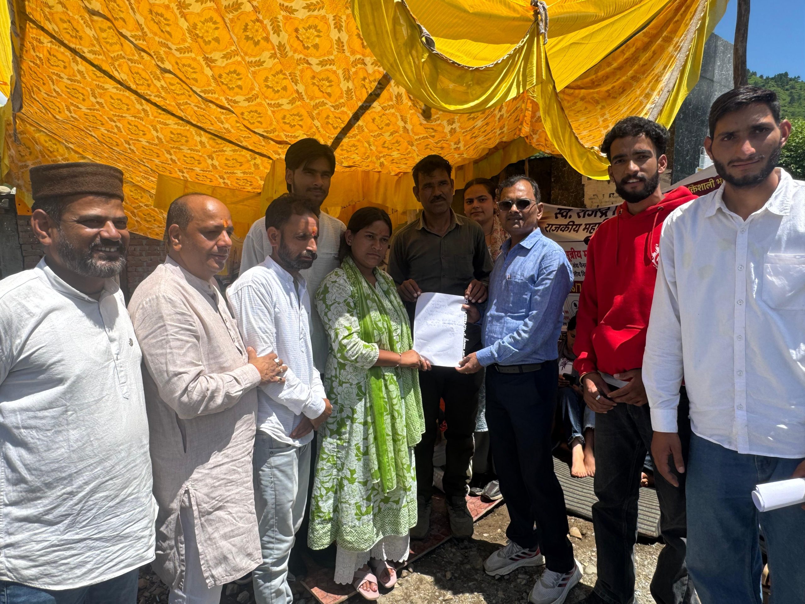 भाजपा मीडिया प्रभारी मनवीर चौहान के आश्वासन के बाद दो सप्ताह से चल रहा राजकीय महाविद्यालय बड़कोट के छात्रों का धरना समाप्त